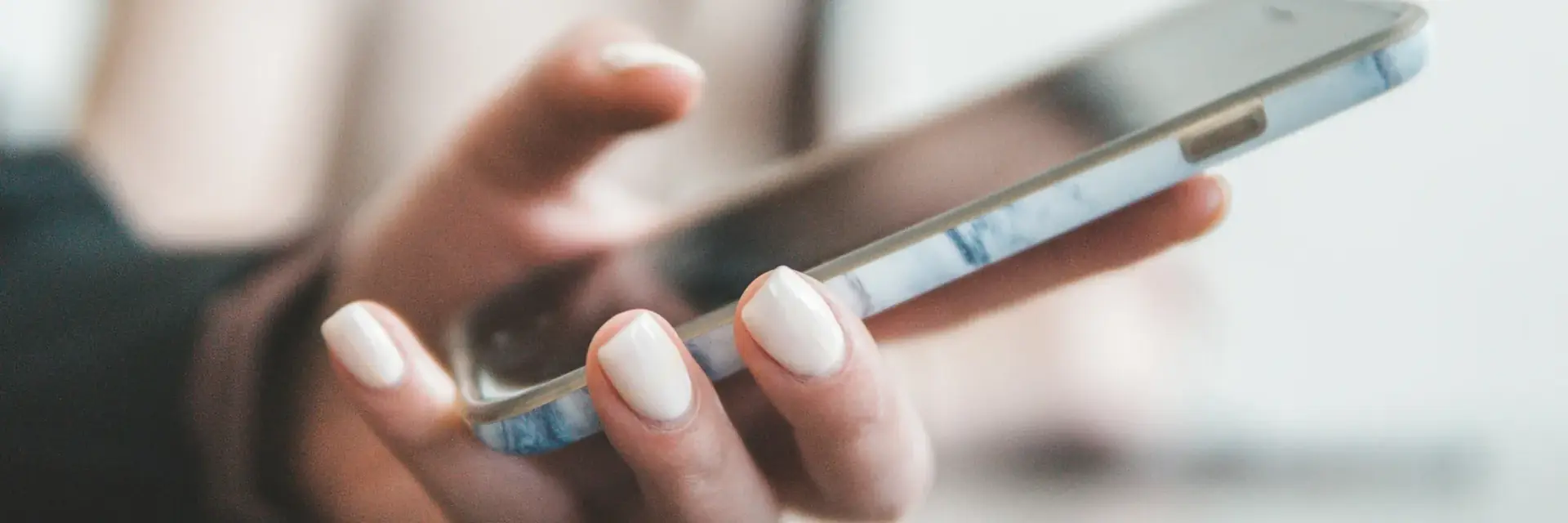 Mano sujetando un teléfono móvil