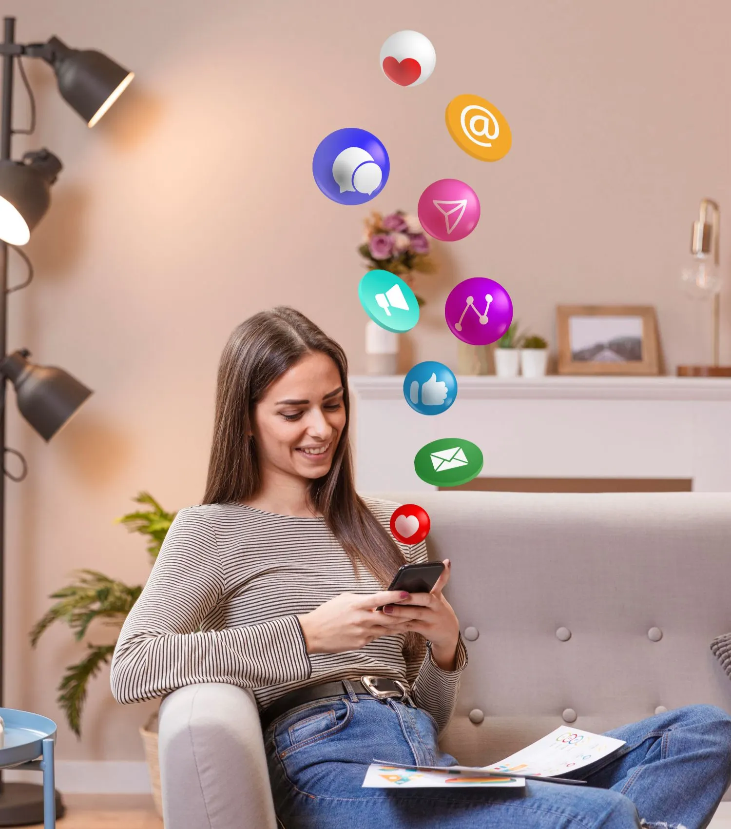 Mujer sonriente en un sofá usando el móvil con iconos de redes sociales flotando