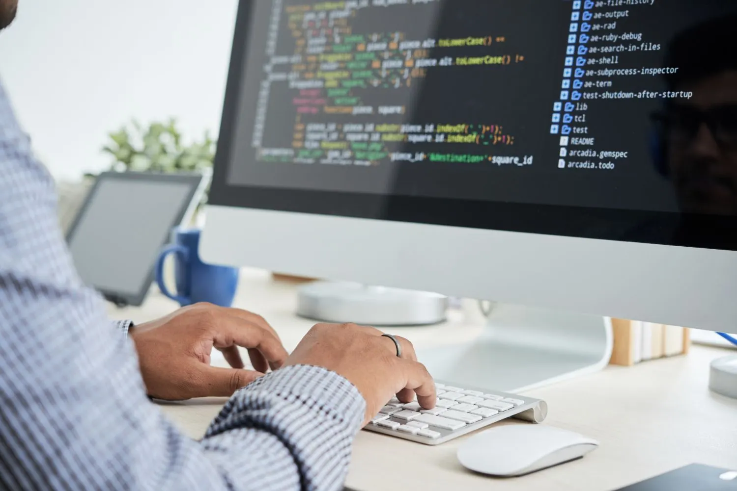 Programador escribiendo código en un ordenador de sobremesa