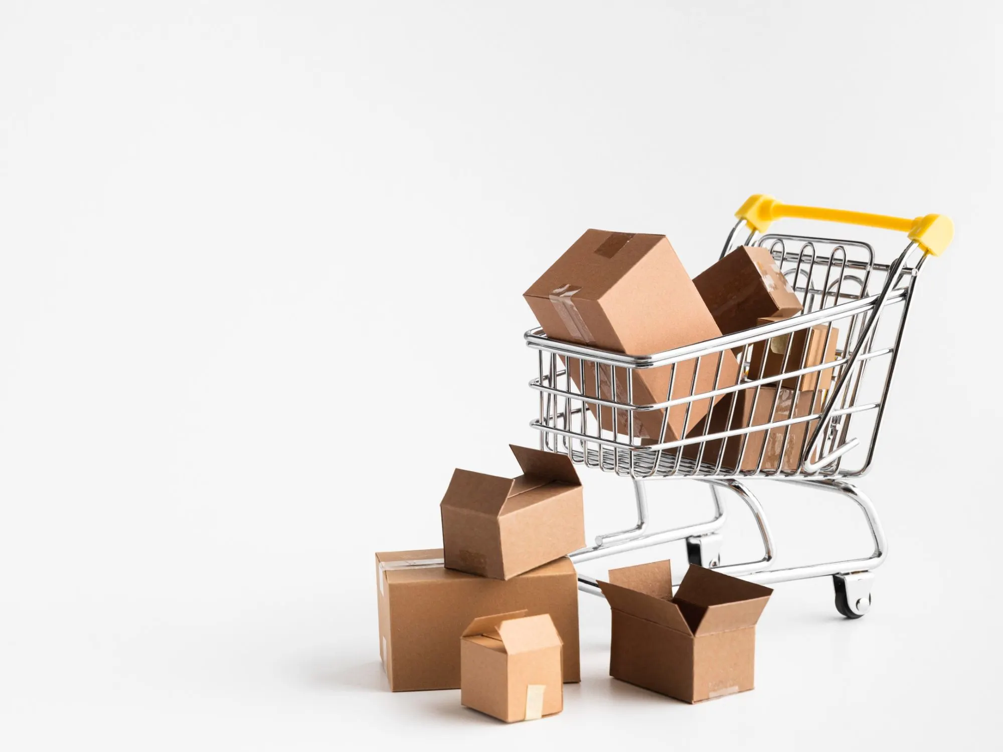 Carretó de la compra en miniatura ple de caixes de cartró