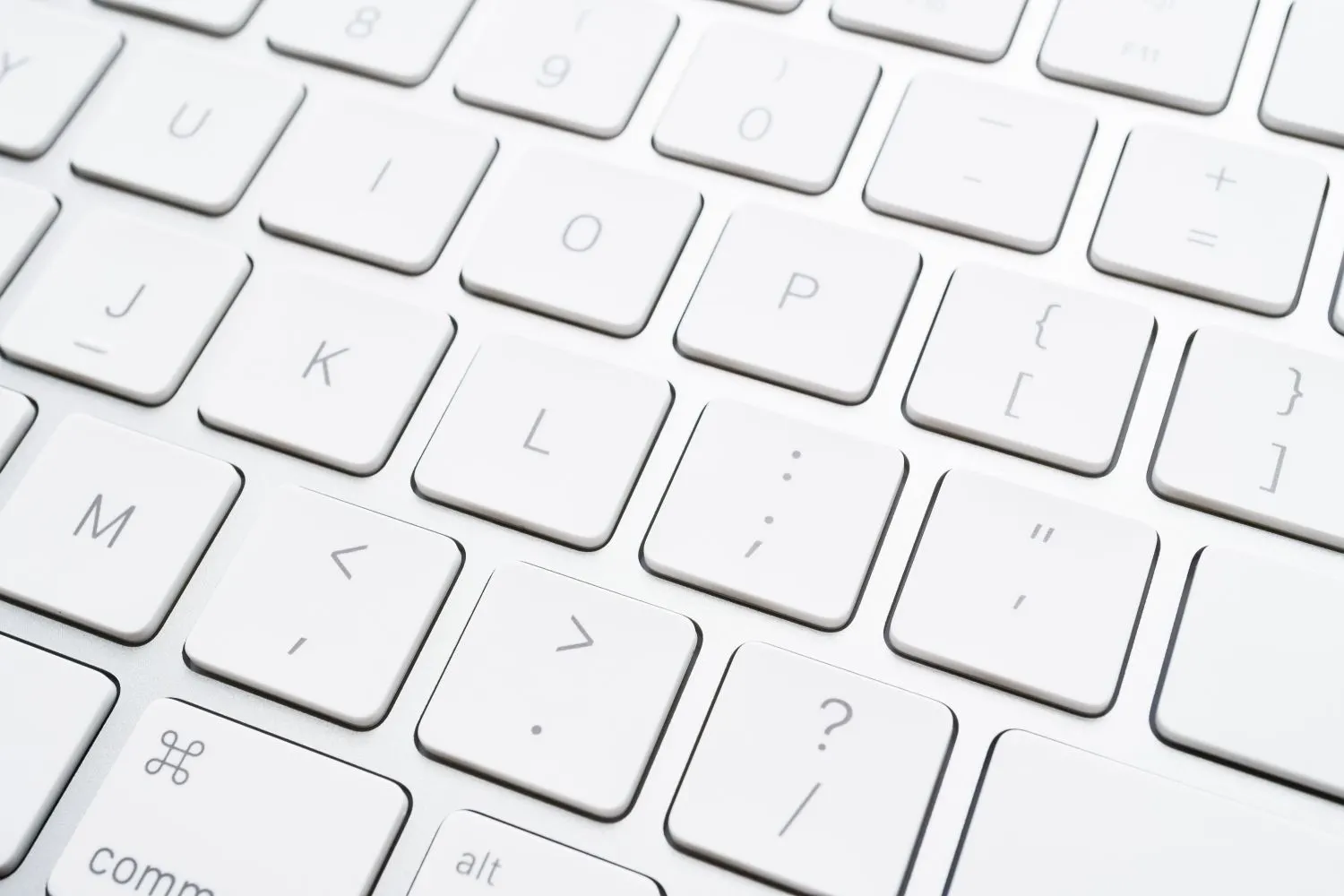 Primer plano de un teclado blanco con la tecla del signo de interrogación