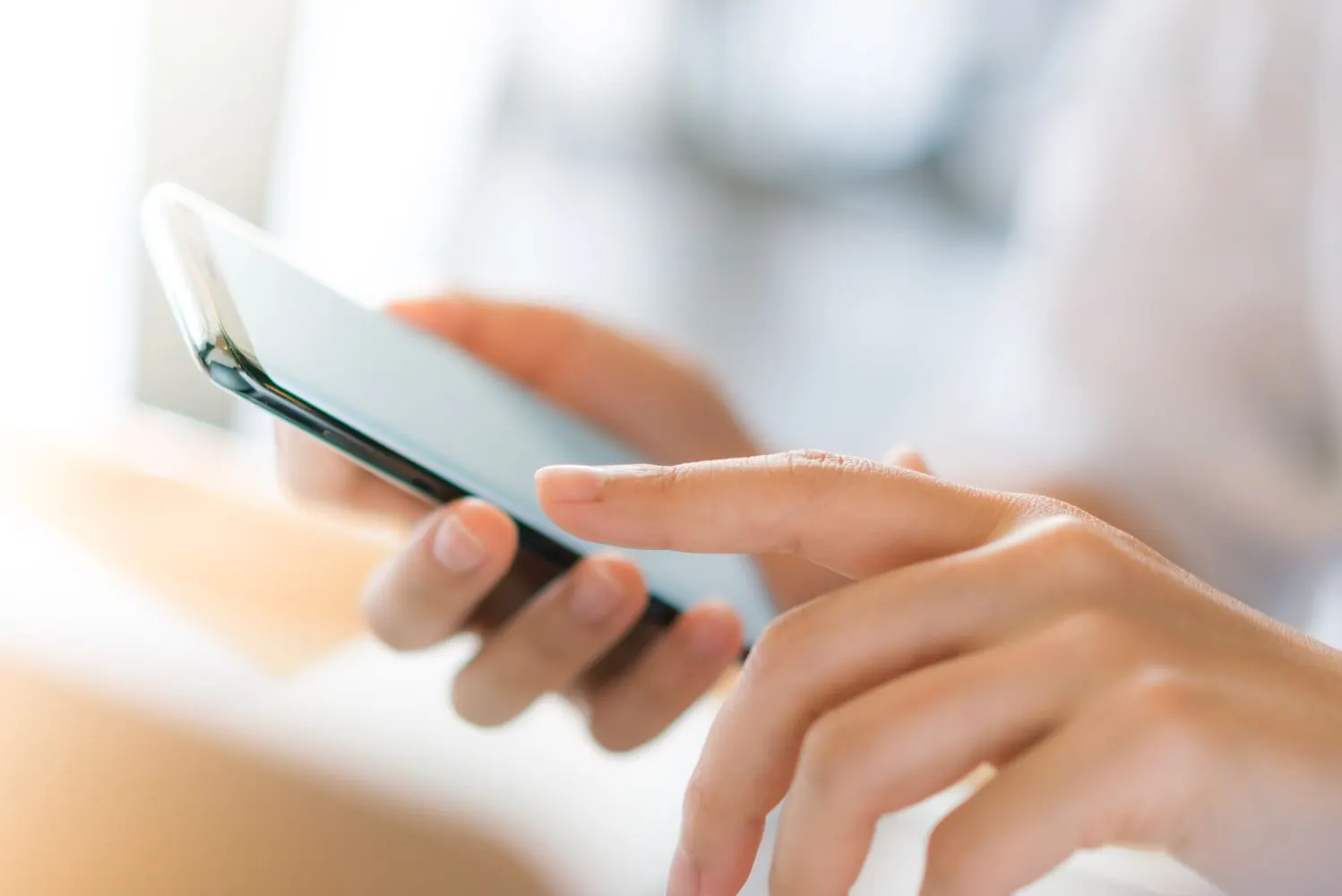 Mans fent servir un smartphone amb la pantalla en blanc