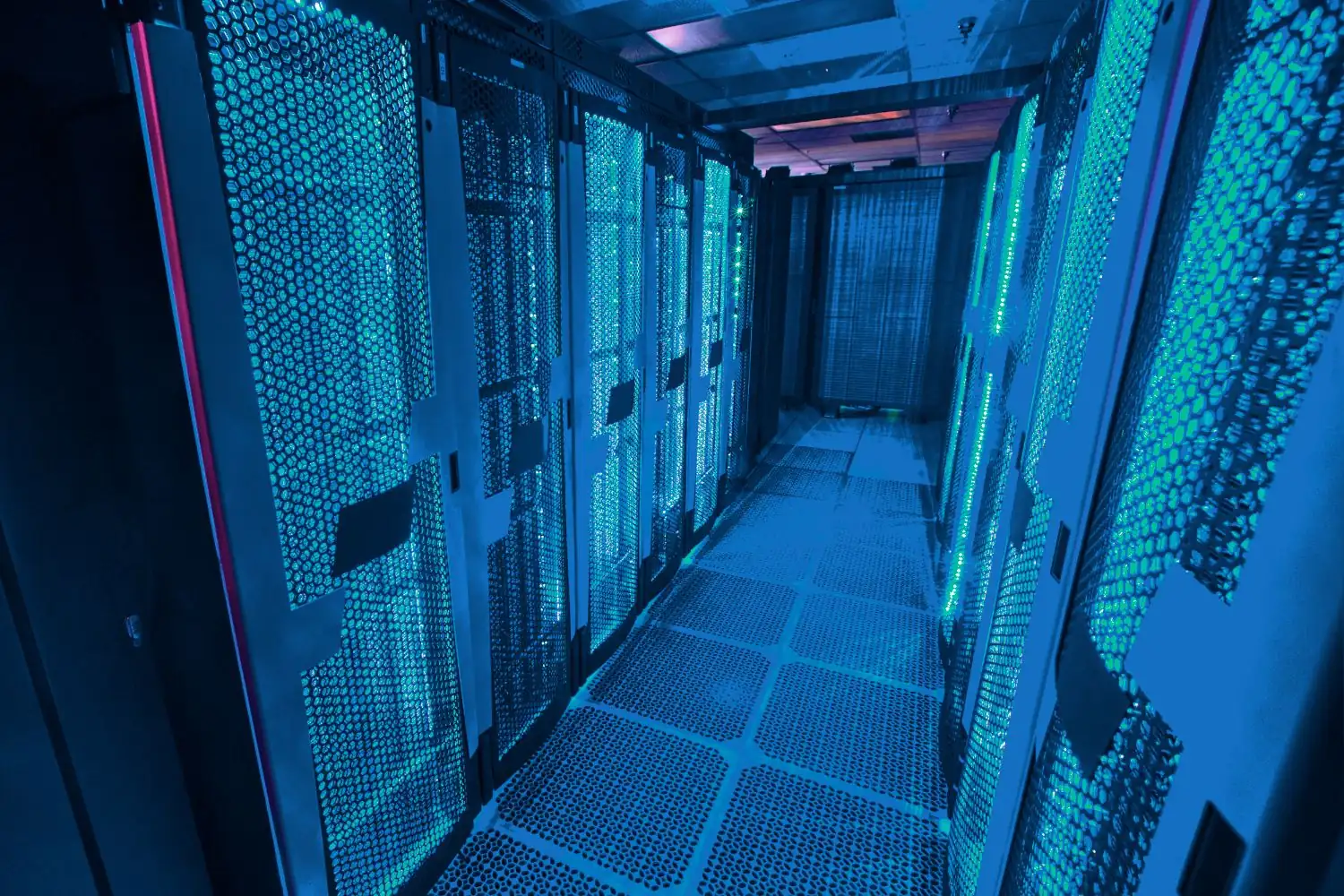 Pasillo de un centro de datos con servidores iluminados en azul