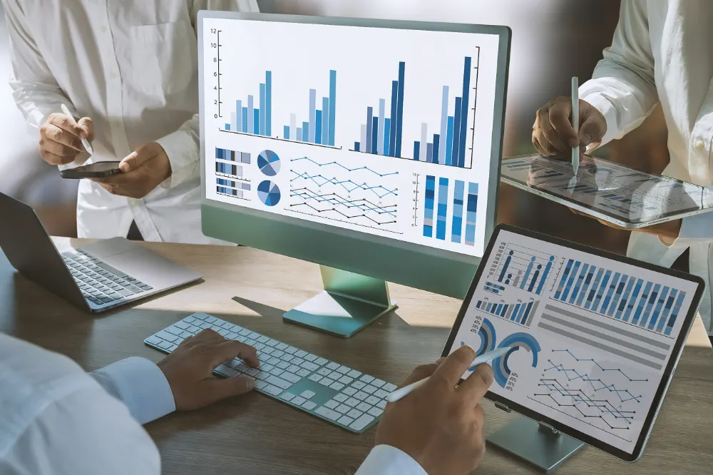 Equip analitzant gràfics de barres en un monitor i tauletes