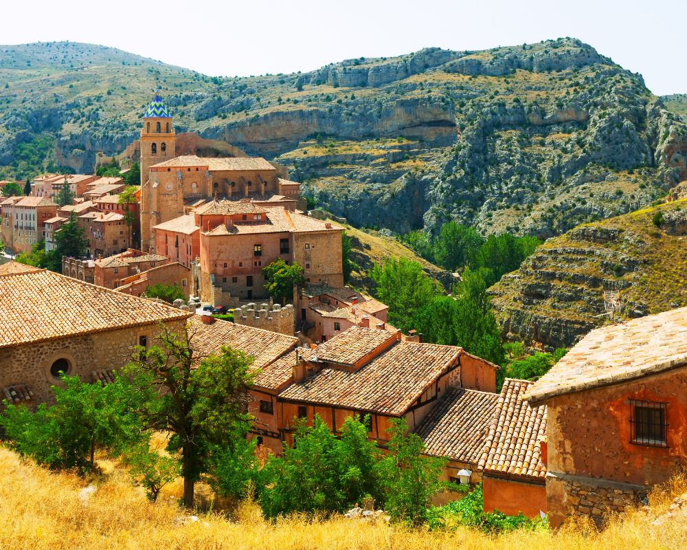 vista-ciudad-montanas-espanolas-dia-soleado (1)