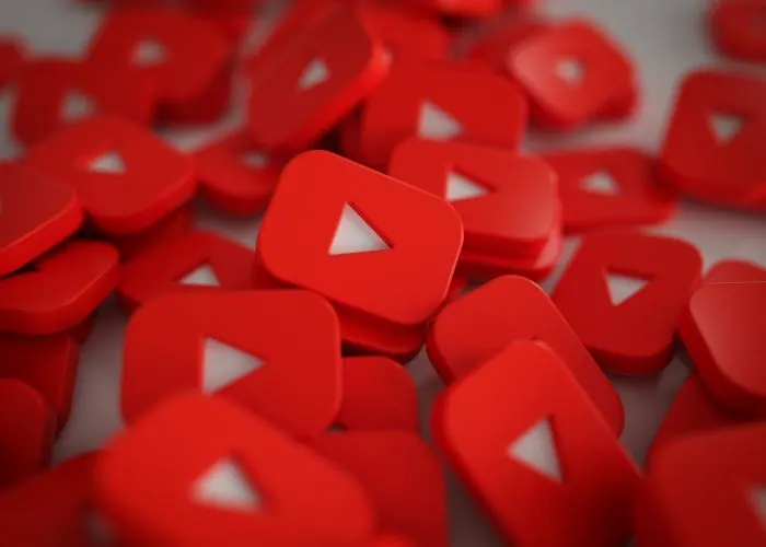 Montón de iconos rojos de botón de reproducción de YouTube en 3D