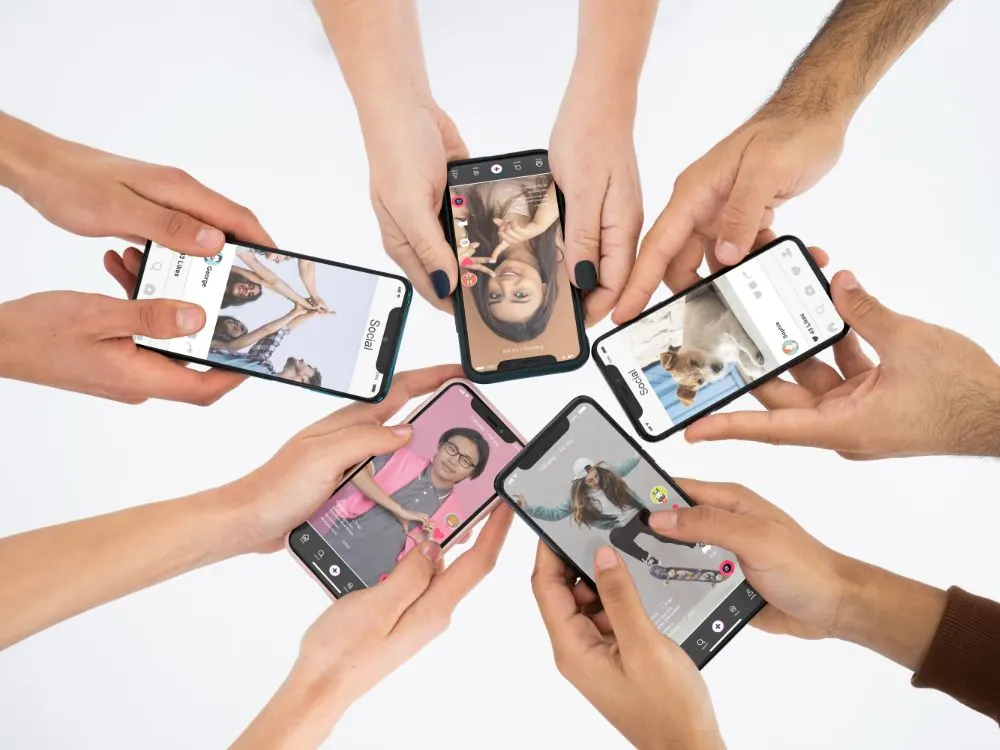 Social media manager gestionando redes sociales