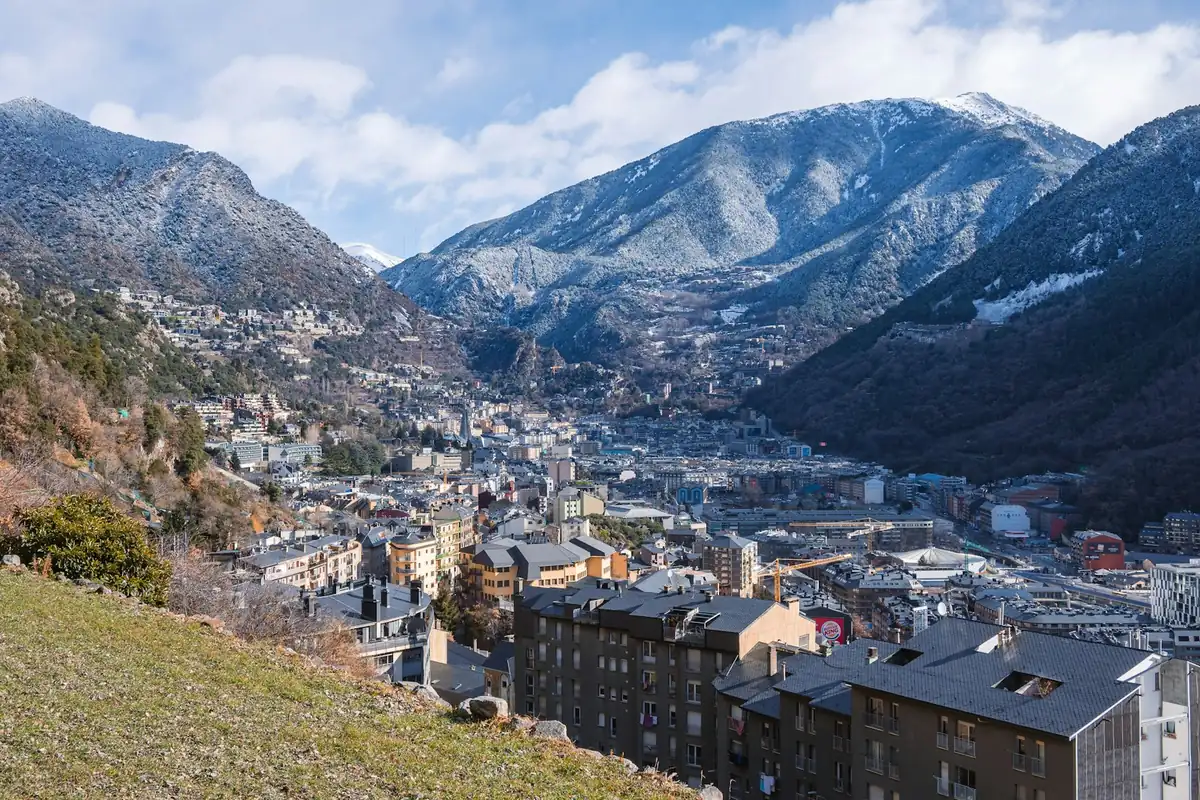 Vista de Andorra la Vella entre montañas