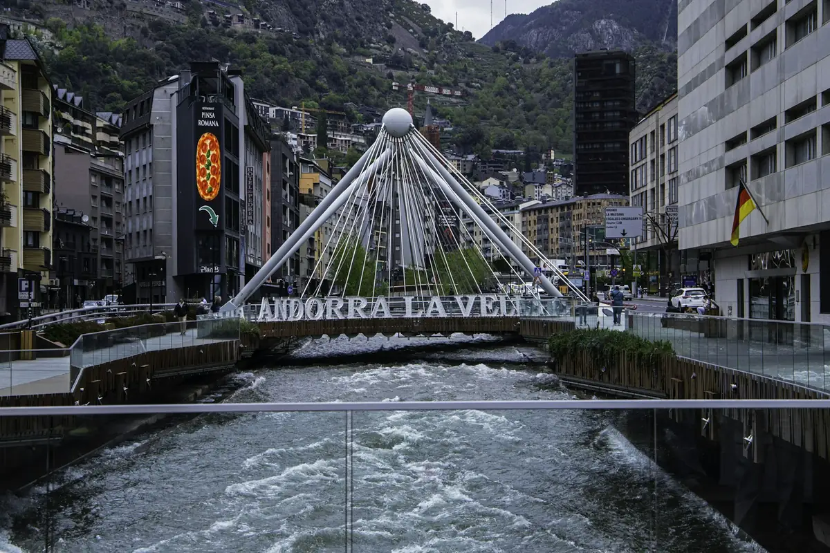 Puente moderno sobre el río en Andorra la Vella