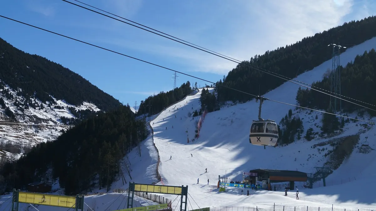Telecabinas sobre las pistas nevadas de Soldeu