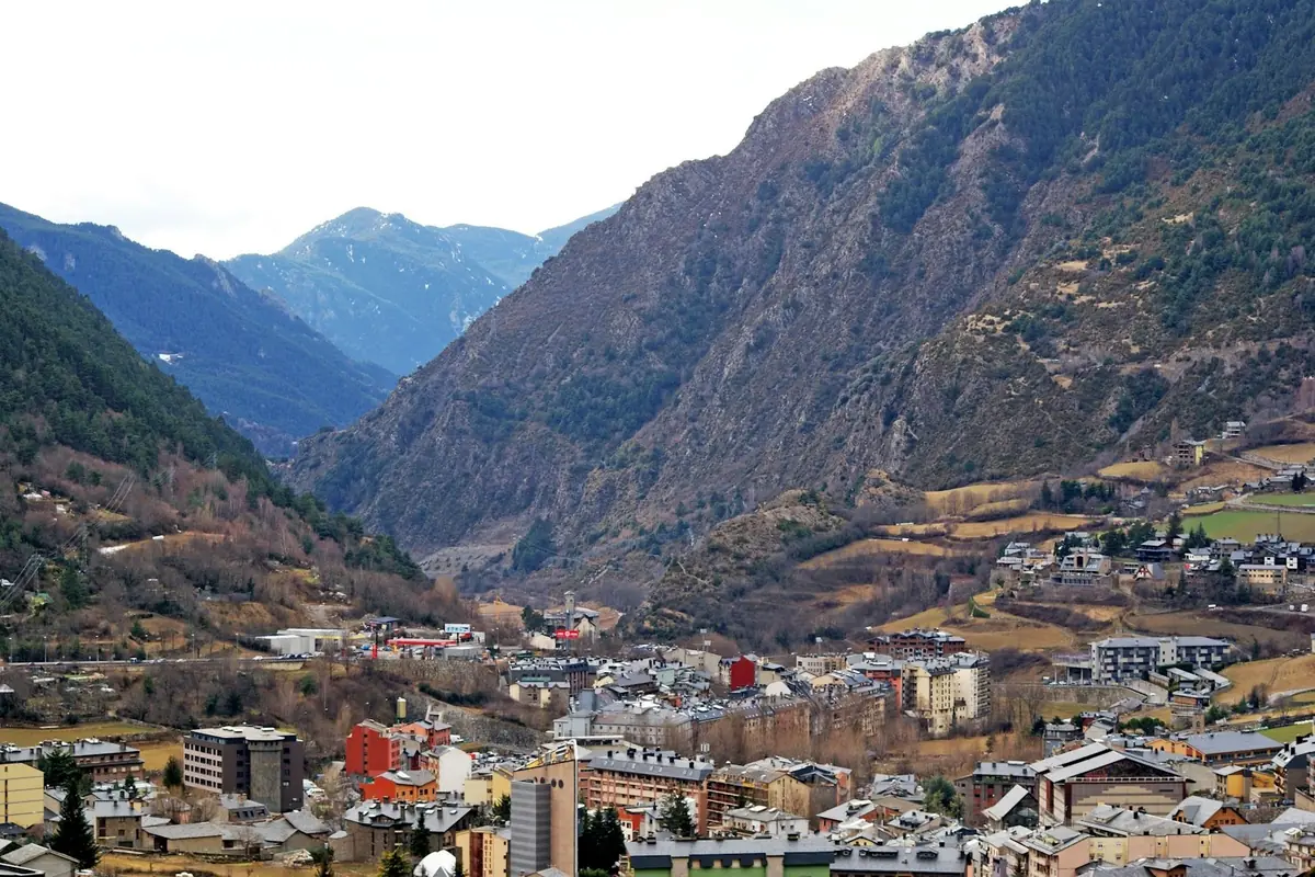 Edificios en el fondo de un valle de Andorra rodeado de montañas