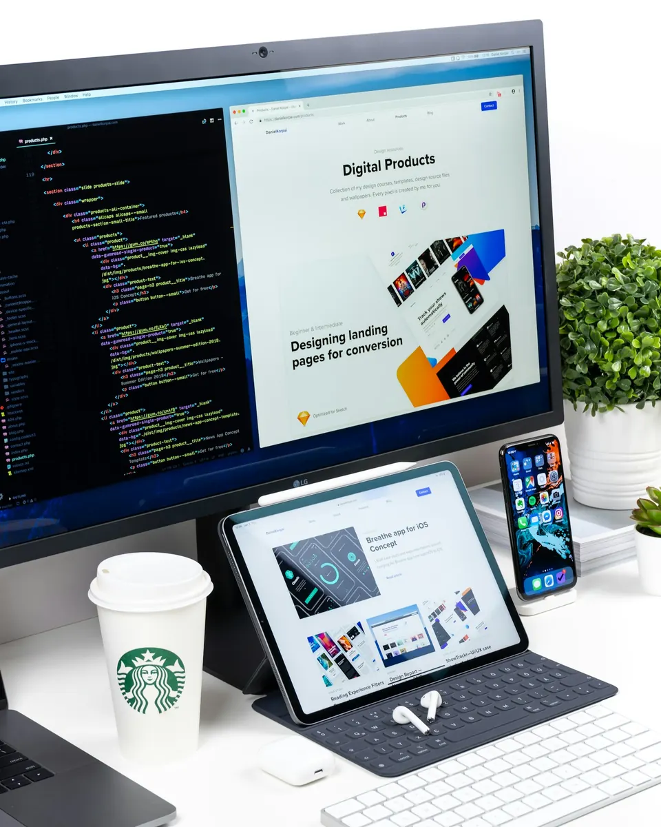 Monitor con el diseño de una web en pantalla