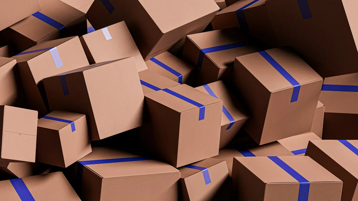 Pila de cajas de cartón preparadas para envío