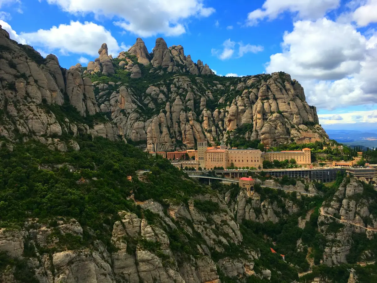 Edificis de Montserrat al peu de la muntanya