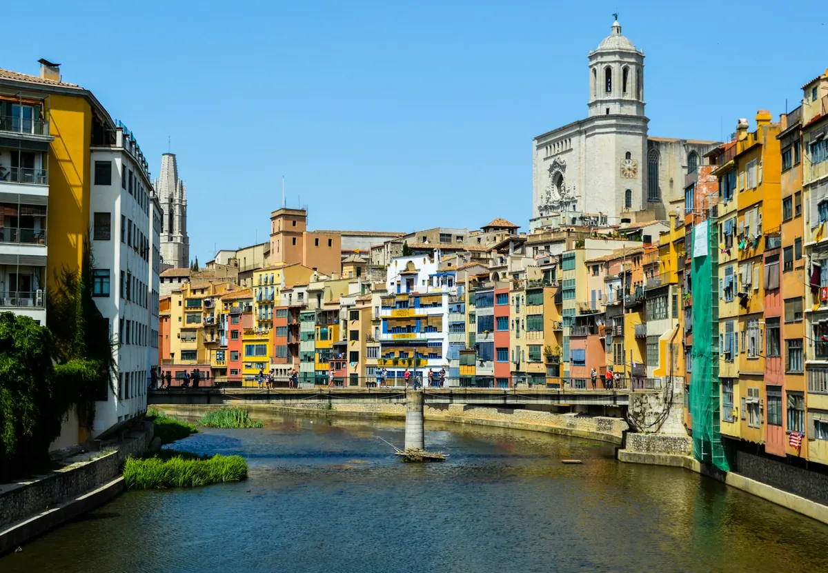 Cases de colors de Girona sota un cel blau