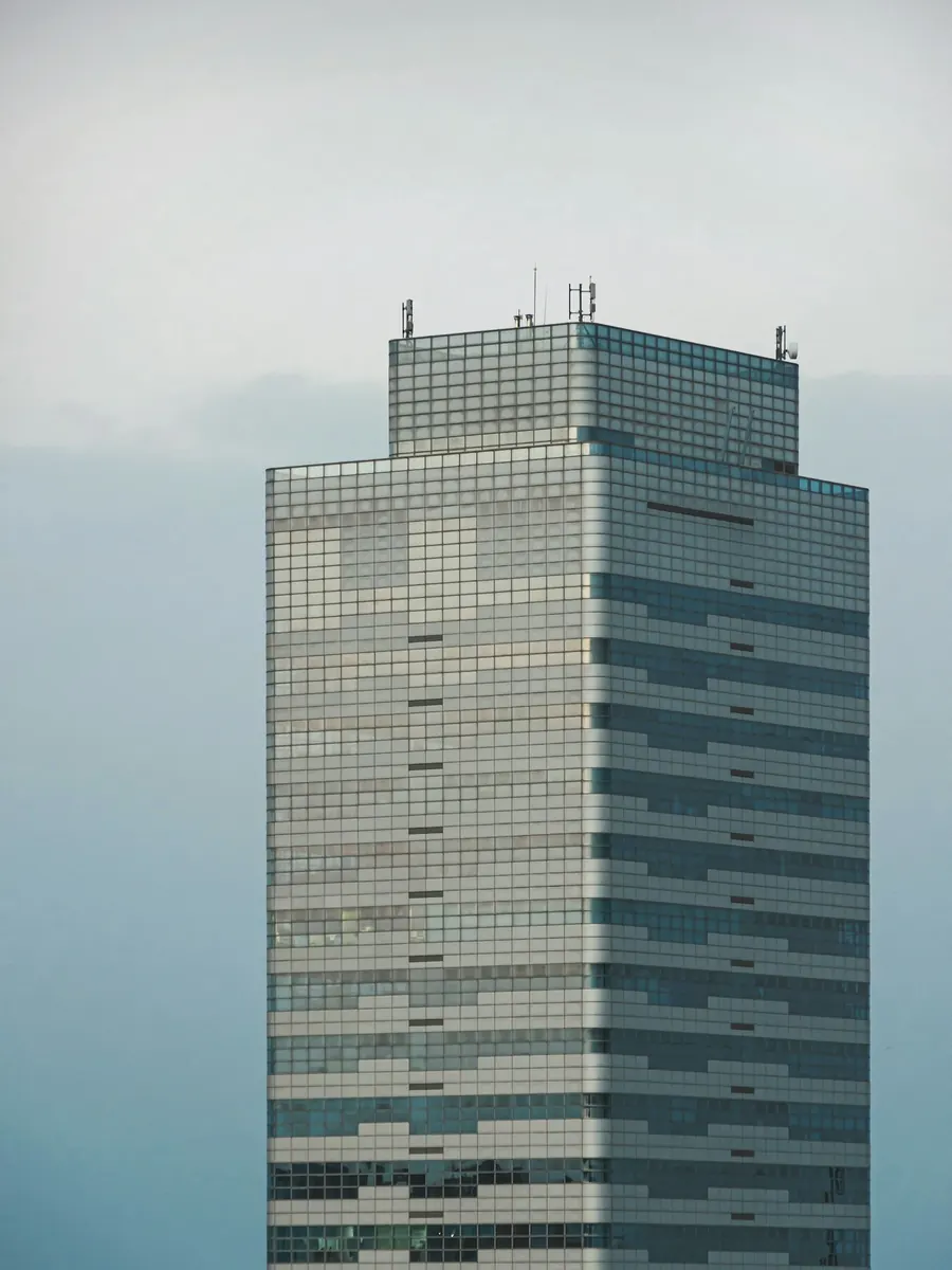 Edifici de Sabadell sota un cel gris