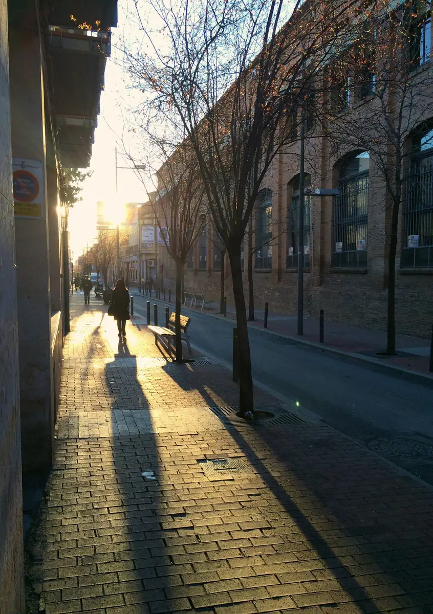 Ombres llargues al carrer de la Rasa de Terrassa