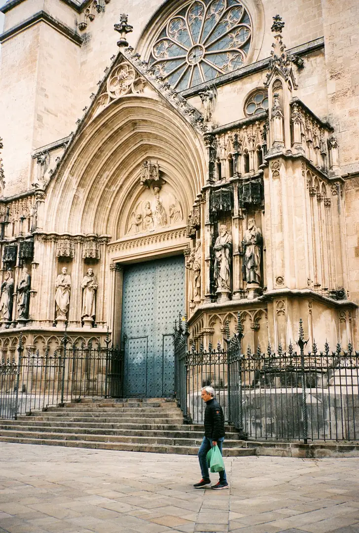 Entrada de la basÃlica de Vilafranca del Penedès amb portes blaves