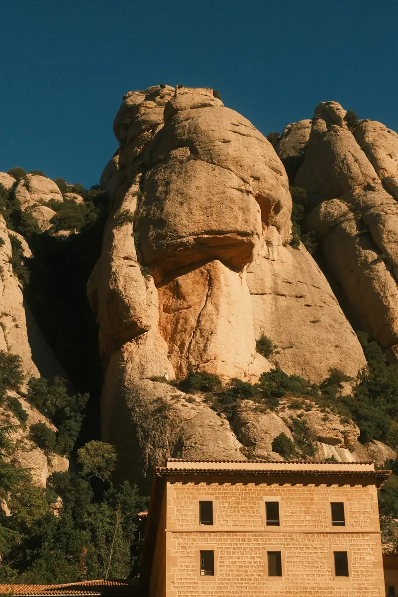 El monestir de Montserrat entre les roques