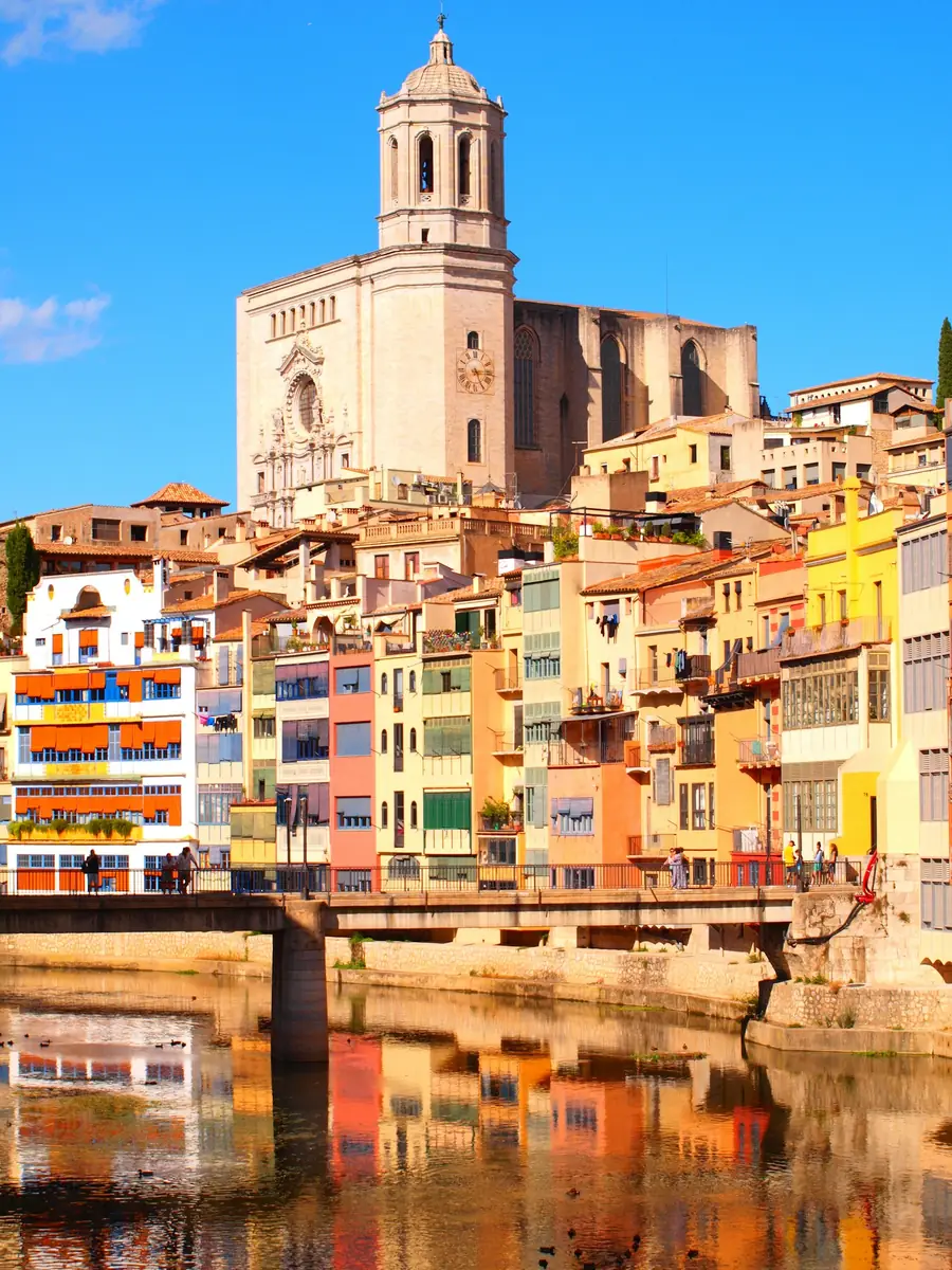 El riu travessant la ciutat de Girona