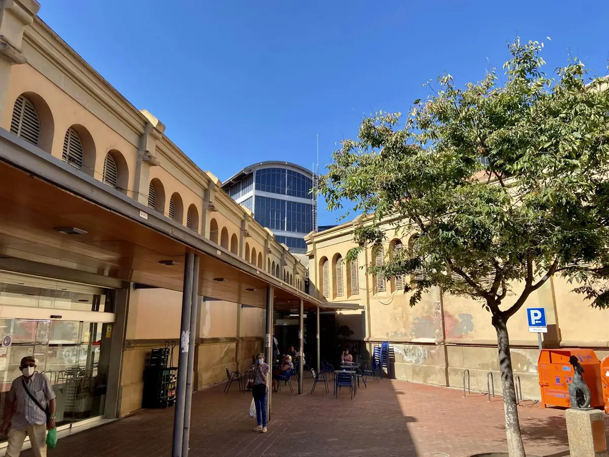 Persona caminant al costat d’un edifici alt a Terrassa